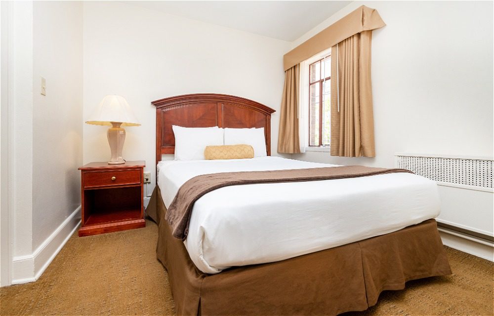 Baroness Hotel queen bed