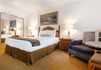 Baroness Hotel bedroom