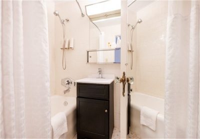 Baroness Hotel guest room bath