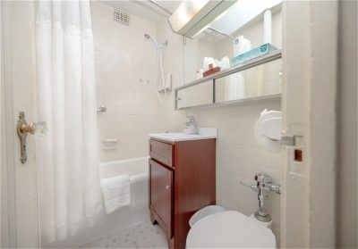 Baroness Hotel suite bathroom